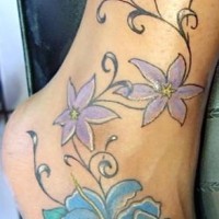 Tatuaje de flores color púrpura y azul