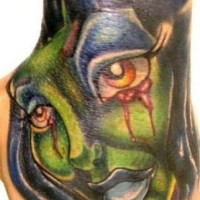 Tatuaje en la mano, chica monstrua verde, lágrimas sangrientos