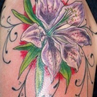 Tatuaje detallado en brazo de lirio