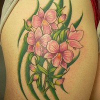 el tatuaje de las orquideas rosas en las ramas hechas en estilo tribal