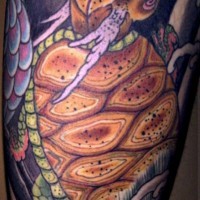 Tatuaggio colorato la tartaruga gialla sul fondo schuro