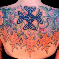 Vollfarbiges Tattoo mit Zeichen in Blumen am oberen Rücken