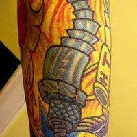 Tatuaje en color elemenos mecánicos en la manga