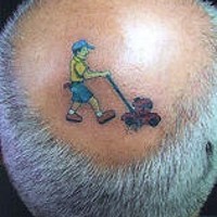 Tattoo von lustigem Rasenmäher auf kahlem Kopf