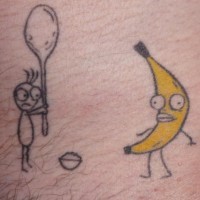 Le tatouage d'un drôle banana avec un mec
