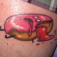 Le tatouage de drôle donut morte avec la confiture
