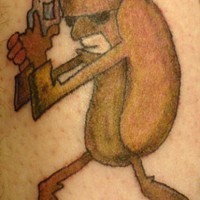 Tatuaje de un hotdog con pistola