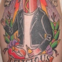 Ungewöhnliches Tattoo mit lebendigem Hotdog und Inschrift 