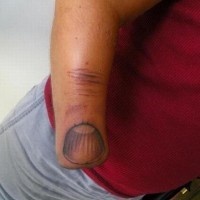 Tatuaje original en mano imitando la uña