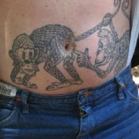 Tatuaje de monos uno mostrando culo de otro