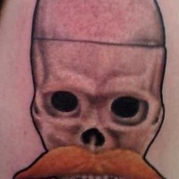 Tattoo von gruseligem Schädel mit Schnurbart