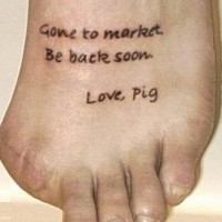 Tattoo mit lustiger Inschrift über fehlenden Zehen