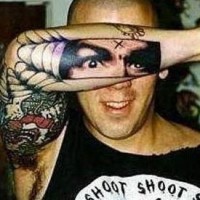 Los ojos originales en tatuaje del brazo
