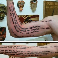 Tatuaggio con testo scritto sul braccio
