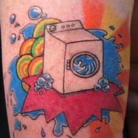 Tatuaje de maquina para lavar haciendo arco iris