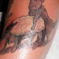 Tattoo Wolf vögelt einen anderen Wolf im Schaffell