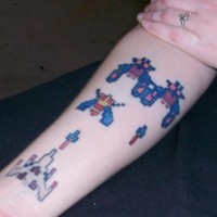 Jeu de galaga tatouage coloré sur le bras