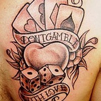 el tatuaje de jugador No jueges con el amor con cuatro ases y dados