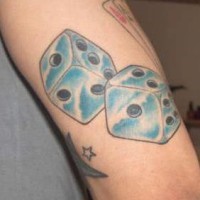 Dado blu tatuaggio sul braccio