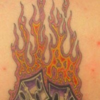 Würfel auf Feuer mit Ankh Tattoo