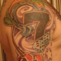Numero fortunato tatuaggio sulla spalla colorato