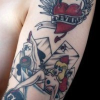 Ragazza in bicchiere con cuore rosso tatuaggio sul braccio