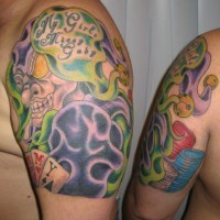 Monstro colorato viola con carte tatuaggio sulle spalle