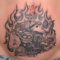 el tatuaje en el ombligo de los instrumentos del demonio en el fuego