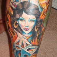 el tatuaje de color de la mujer azul con la mirada magica adivinadora con naipes en llamas