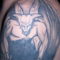 tatuaje de demoniio gárgola desde las tinieblas