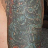 Gurgula blu sulla finestra tatuaggio
