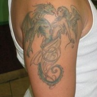 Gargoyle baccia un angelo tatuaggio