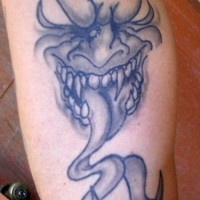 tatuaje de gárgola con lengua de serpiente