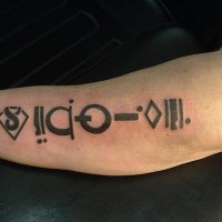 Simbolo nero tatuaggio sul braccio
