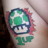 Mario tatuaggio colorato sul fianco