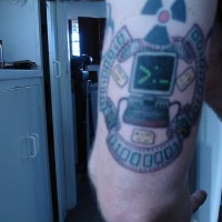 Cose elettroniche tatuaggio sul braccio