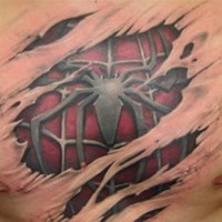 Tatuaje de piel rasgada con traje del último Spiderman