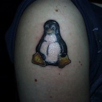 tatuaje colorido del logo de pinguino de  Linux