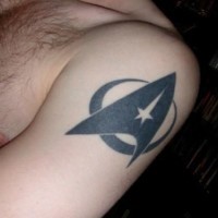 tatuaje en tinta negra del simbol de Star Trek