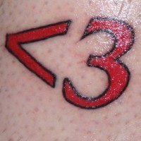tatuaje de símbolo moderno de corazón rojo
