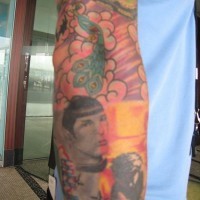 tatuaje en toda la manga de la temática de star trek