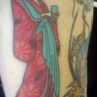 Geisha fille le tatouage sur le bras