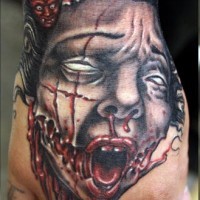 Tattoo von blutiger fürchterlicher Geisha an der Hand und Inschrift 