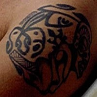 Tatuaje con tracería tribal en tinta negra