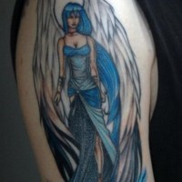 Tatuaggio colorato sul deltoide bellissima ragazza-angelo