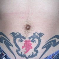 Le tatouage sur l'estomac avec deux monstres tenants un hiéroglyphe rouge