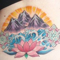 Paesaggio con fiore tatuaggio