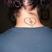 Le tatouage du cœur avec une note de musique sur le cou
