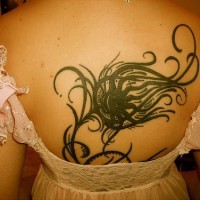 Le tatouage d'un gros pissenlit en floraison sur le dos