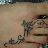 Piccolo fiore tatuaggio sul piede